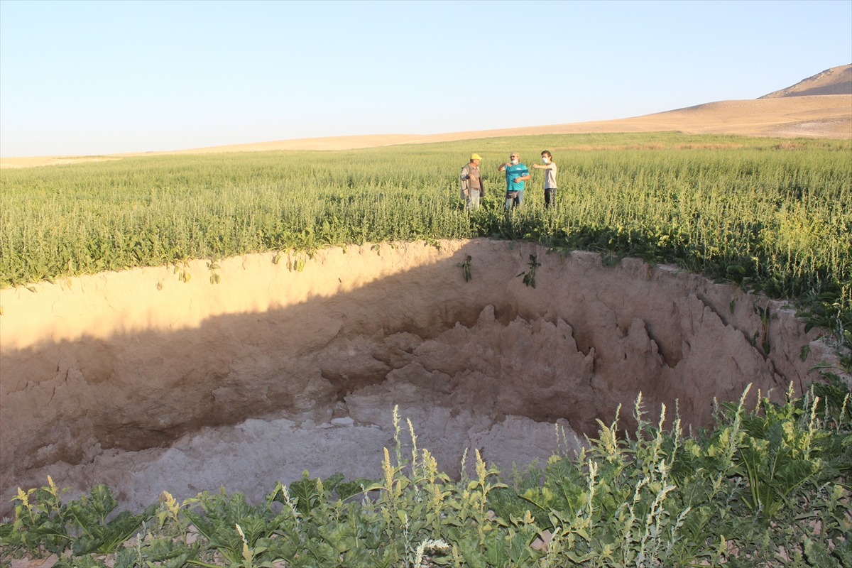 Konya'da çapı genişleyen obruk korkutuyor! 1 ayda 4 metreden 50 metreye ulaştı