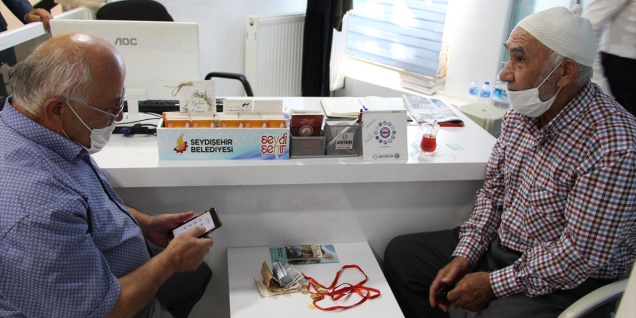 İnsanlık ölmedi! Konya'da parkta bulduğu altın ve para dolu çantayı sahibine teslim etti