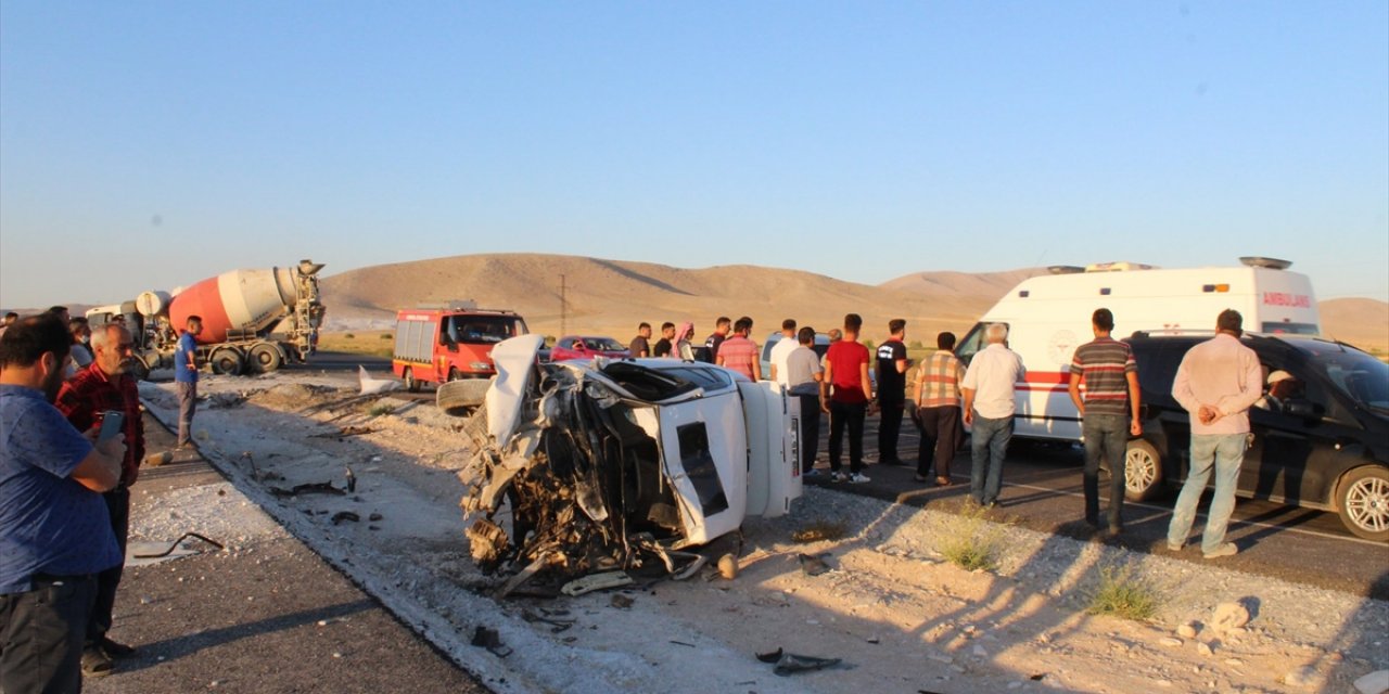 Konya'daki kazada ortalık savaş alanına döndü! Otomobille beton mikseri çarpıştı, fırlayan parçalar başka bir araca isabet etti
