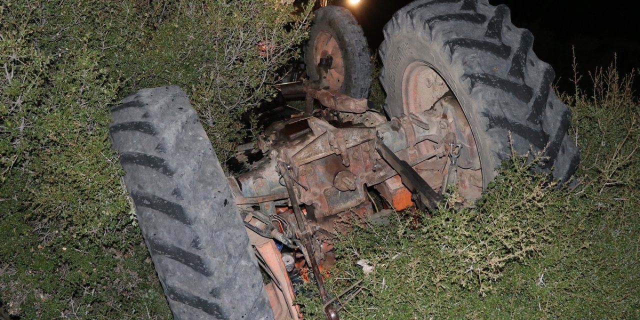 Devrilen traktörün altında kalan sürücü hayatını kaybetti