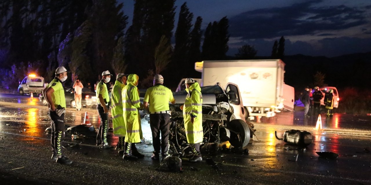 Zincirleme trafik kazası: 2 ölü, 3 yaralı