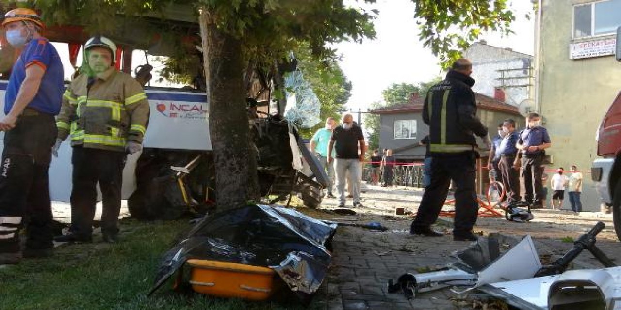 İşçi servisi direğe çarptı: 2 ölü, 17 yaralı