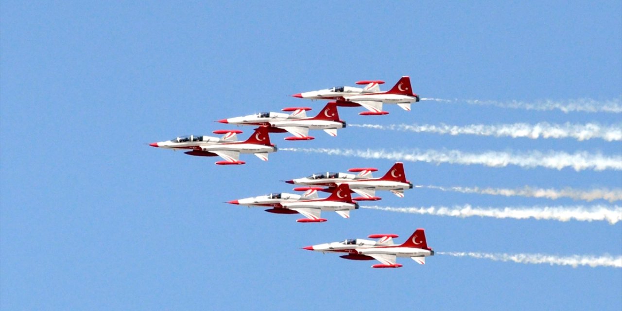 Konya'da konuşlu Türk Yıldızları "Büyük Taarruz" için uçtu