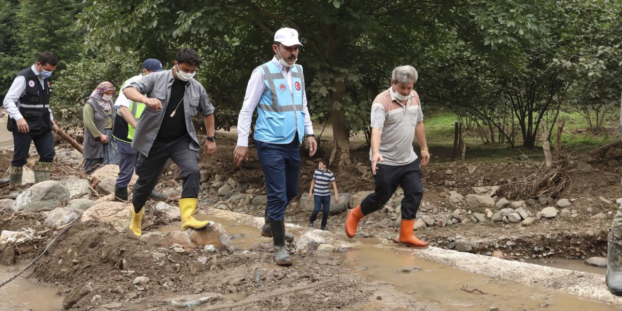 Çizmeyi giyen Konyalı Bakan afet bölgesinde vatandaşların yardımına koşuyor