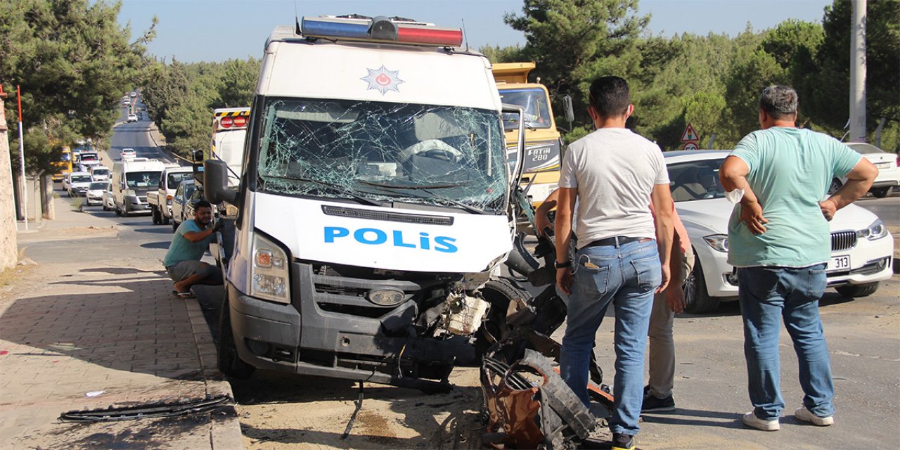 Polisleri taşıyan minibüs ile otomobil çarpıştı: 3 yaralı