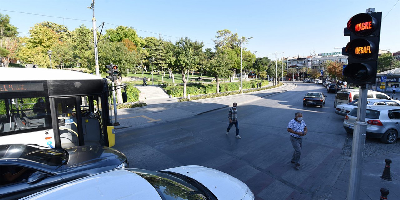 Konya'da trafik ışıklarıyla koronavirüse karşı uyarı!