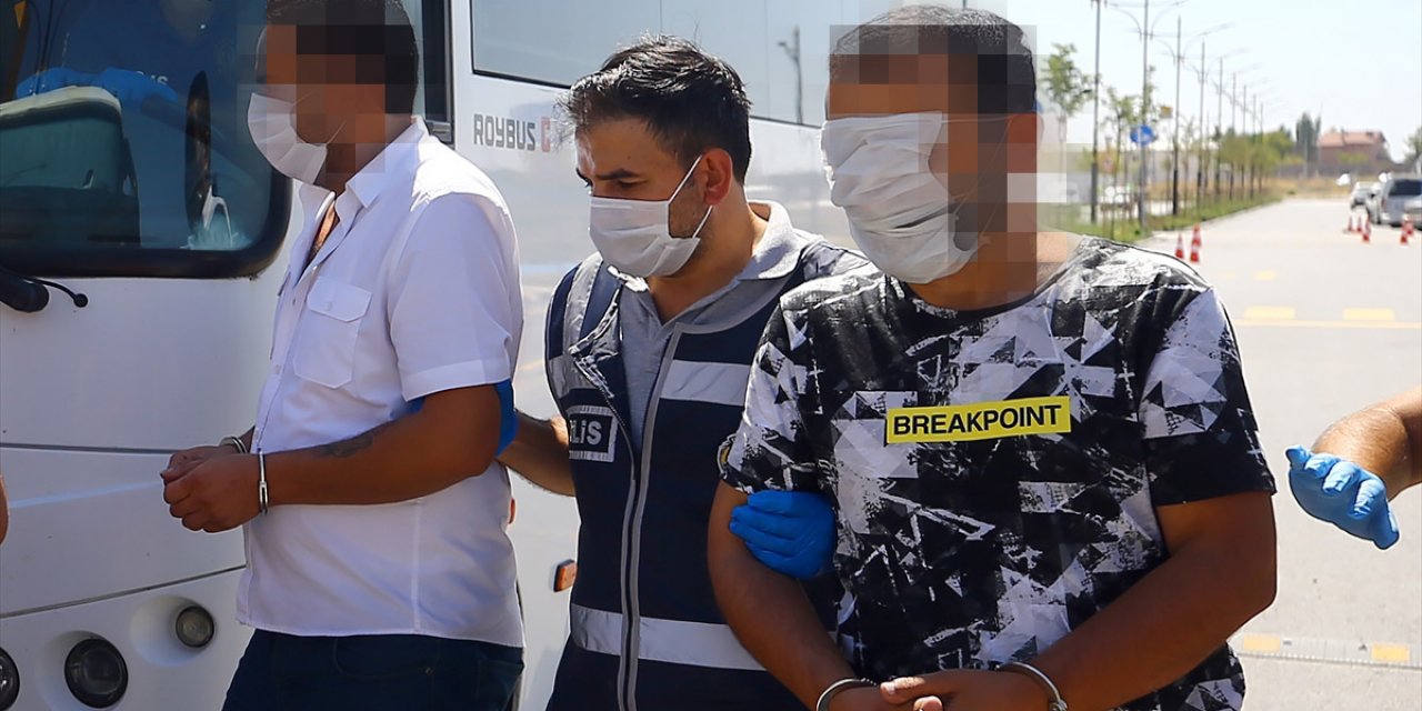 Konya'da kamu kurumları ve iş insanlarını dolandırdığı iddia edilen çete çökertildi! Yüzünü iki cerrahi maskeyle kapattı