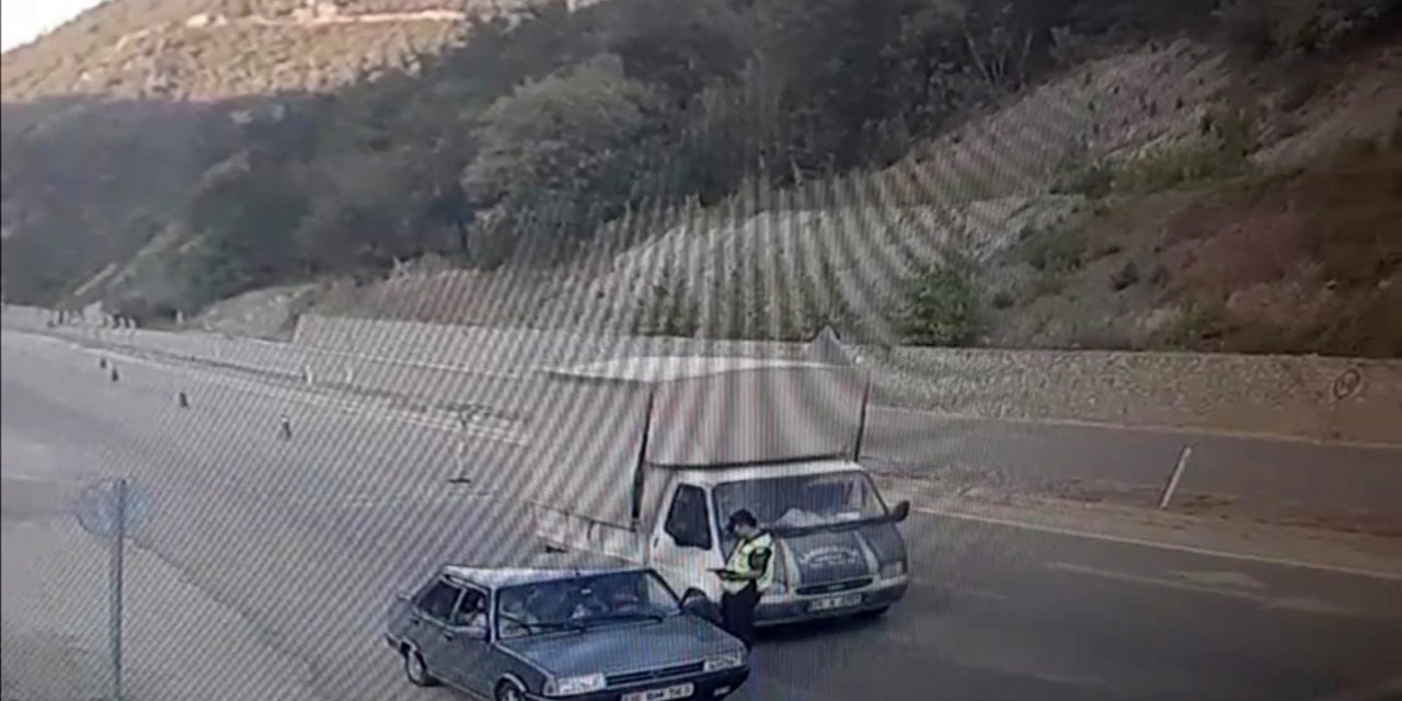 Dikkatsiz sürücü az kalsın jandarmayı öldürüyordu I VİDEO