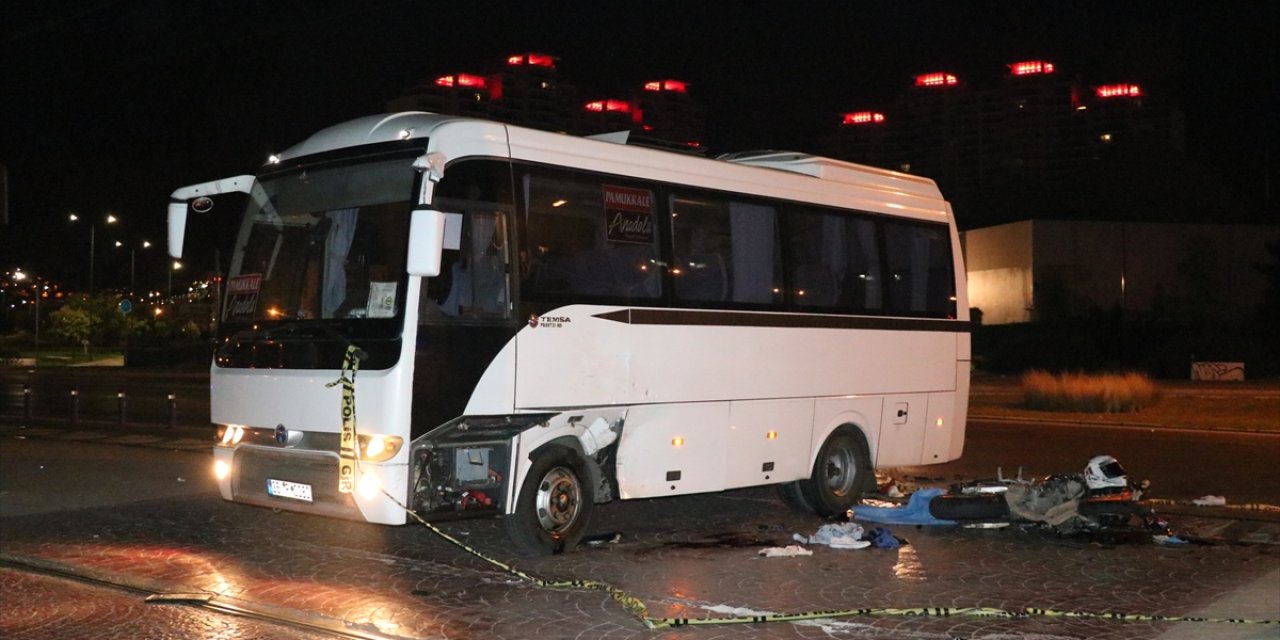 Motosiklet minibüse yandan çarptı: 1 ölü, 1 yaralı