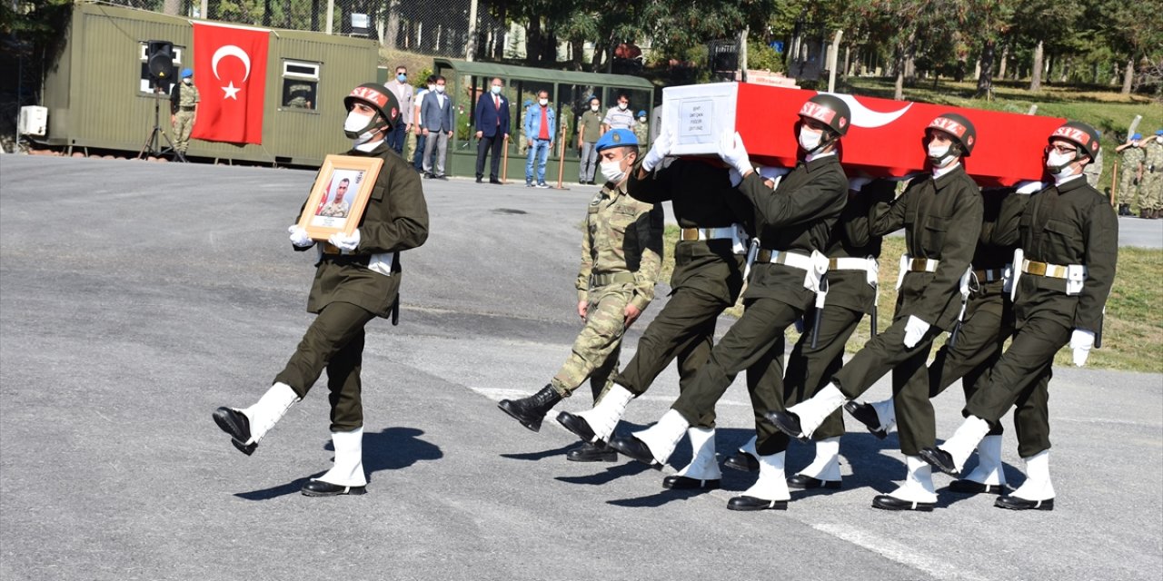 Görev yaptığı mevzide düşerek şehit olan askerimiz için tören