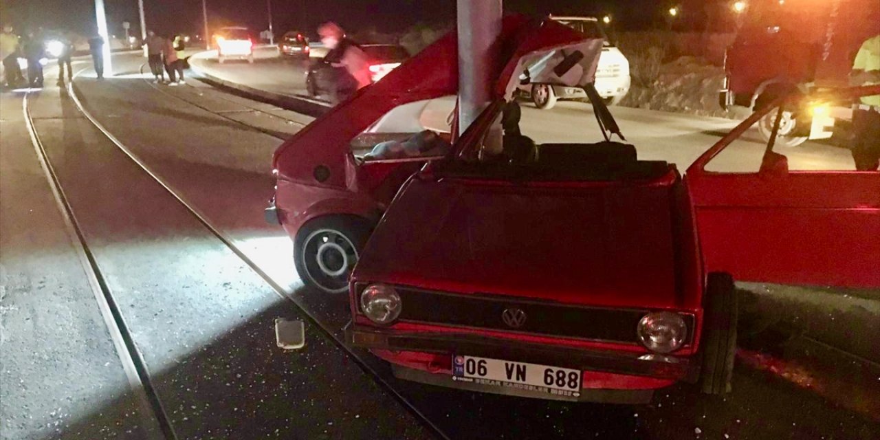 Tramvay hattındaki direğe çarpan otomobil bu hale geldi: 1 ölü