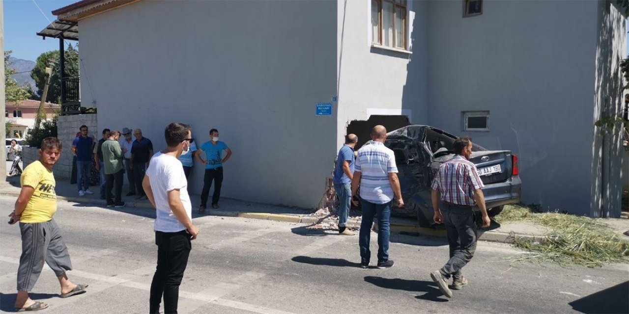 Yoldan çıkan otomobil eve girdi: 2 yaralı