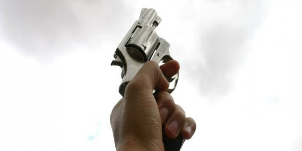 Düğünde silahla havaya ateş ederken kazara kendini yaralayan genç öldü