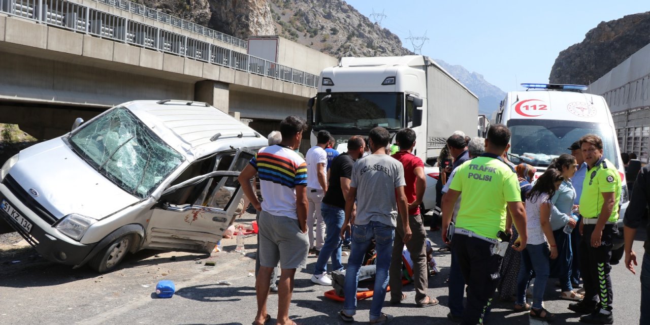 Zincirleme kaza: 1 ölü, 3 yaralı