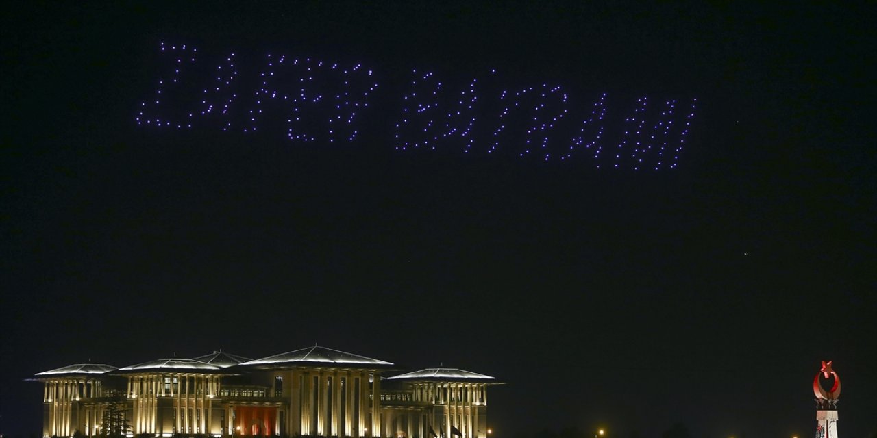 Cumhurbaşkanlığı Külliyesi'nde Zafer Bayramı'na özel 300 İHA ile muhteşem gösteri
