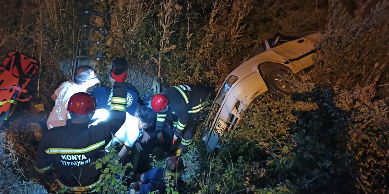 Konya’da otomobil şarampole yuvarlandı! Yaralıları itfaiye ekipleri çıkardı