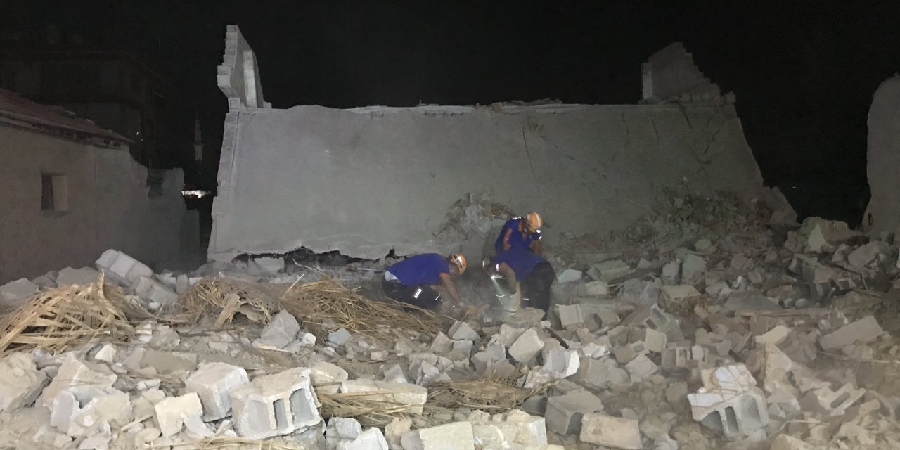 Konya’da boş müstakil ev çöktü, ekipler alarma geçti