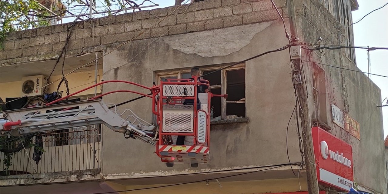 Evde ölü bulundu, cenazesi pencereden vinçle çıkarıldı