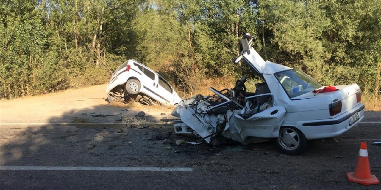Konya'da 2 araç çarpıştı: 1 ölü, 1 yaralı