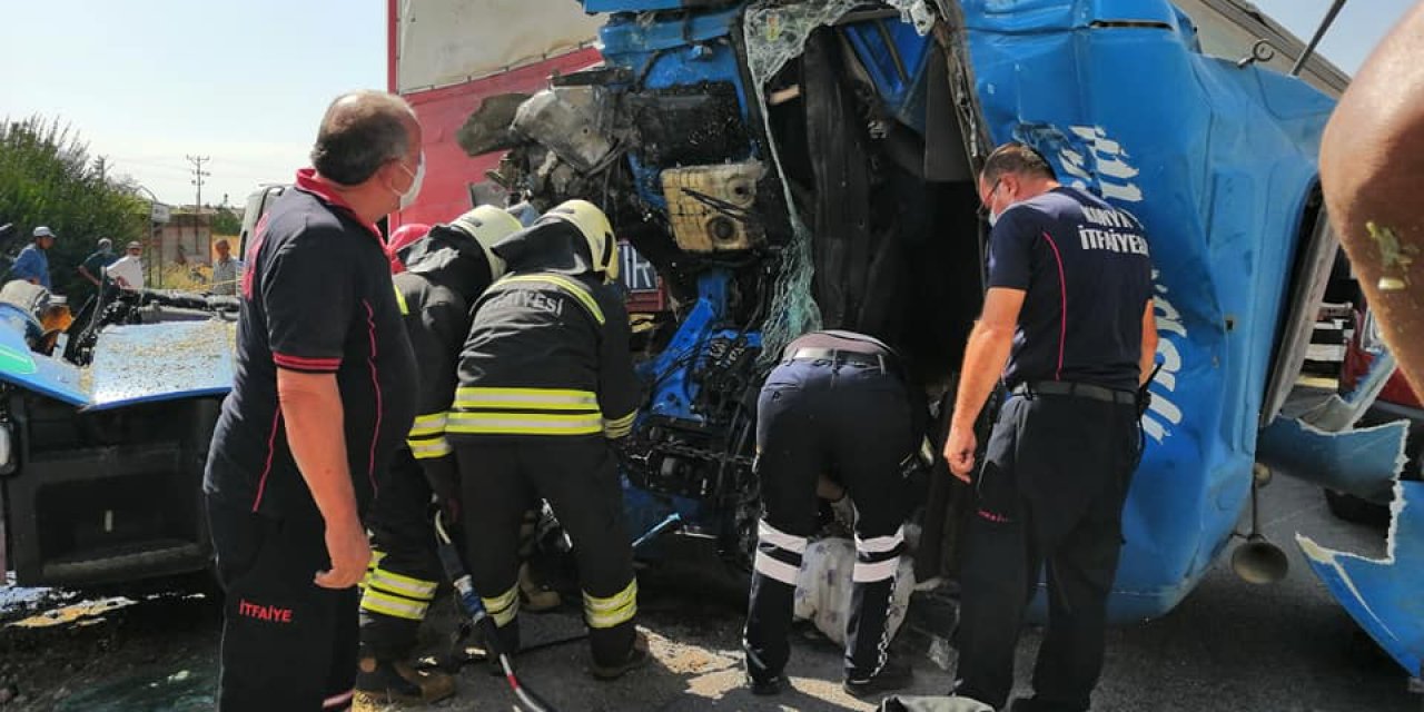 Konya'da 2 TIR ve 1 kamyon zincirleme kazaya karıştı, ortalık savaş alanına döndü