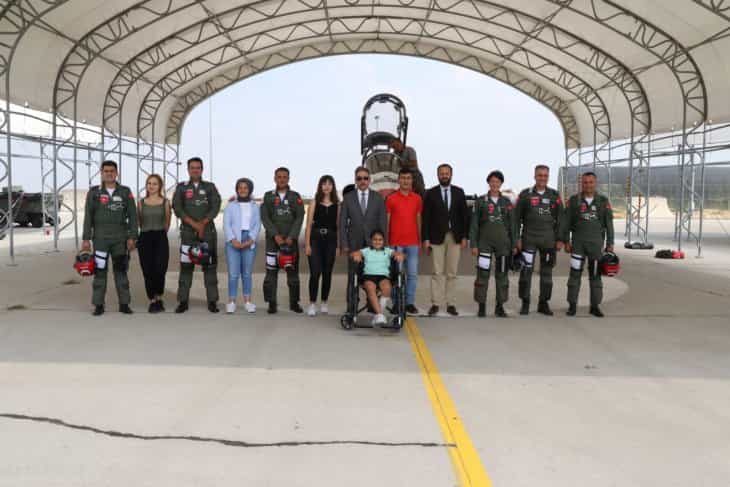 Vali Toprak o öğrencileri Türk Yıldızlarına götürdü