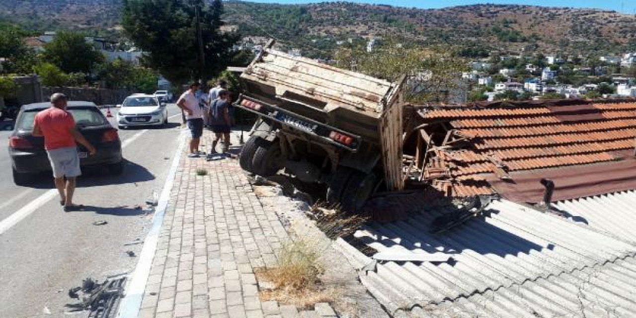 Kamyonet evin çatısına uçtu