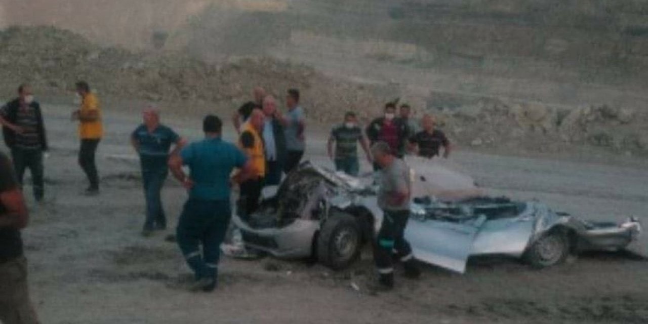 Kamyon kamyoneti kağıt gibi ezdi: 1 ölü