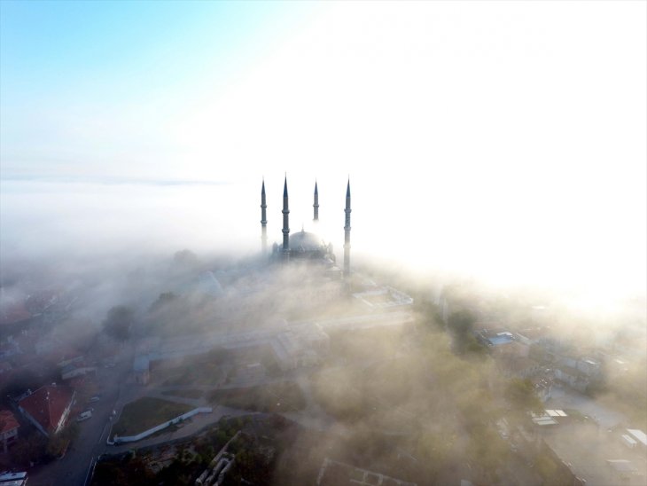 Sisin örttüğü Selimiye'nin görüntüsü büyüledi