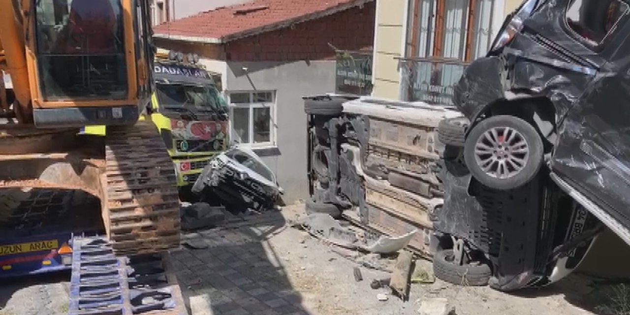 Yokuşta kayan iş makinesi yüklü tır 4 aracı ezdi