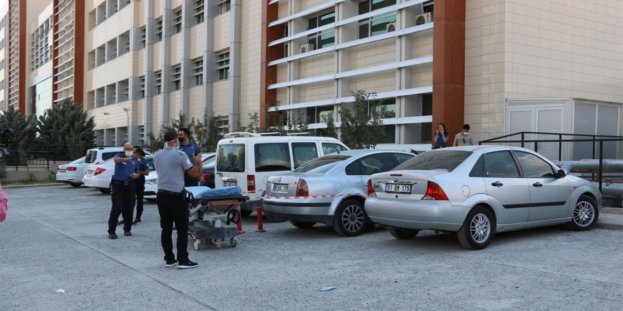 Hastane otoparkındaki otomobilde ölü bulundu