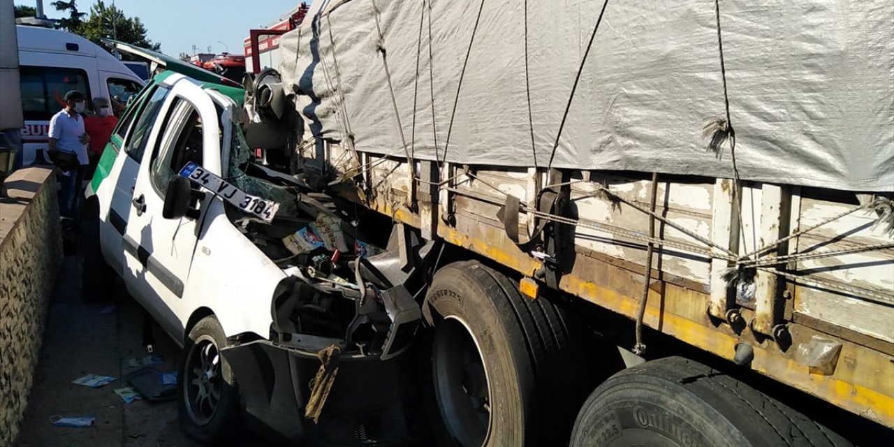 Feci kaza! Hafif ticari araç kamyonun altına girdi: 1 ölü, 1 yaralı