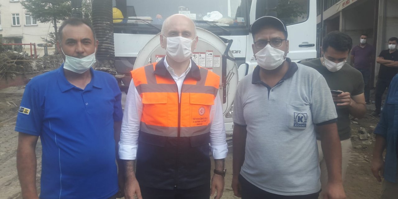 Ulaştırma ve Altyapı Bakanı Karaismailoğlu, sel felaketi bölgesindeki KOSKİ ekibi ile görüştü
