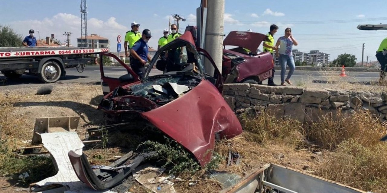 Beton direğe çarpan otomobil hurdaya döndü: 1 ölü