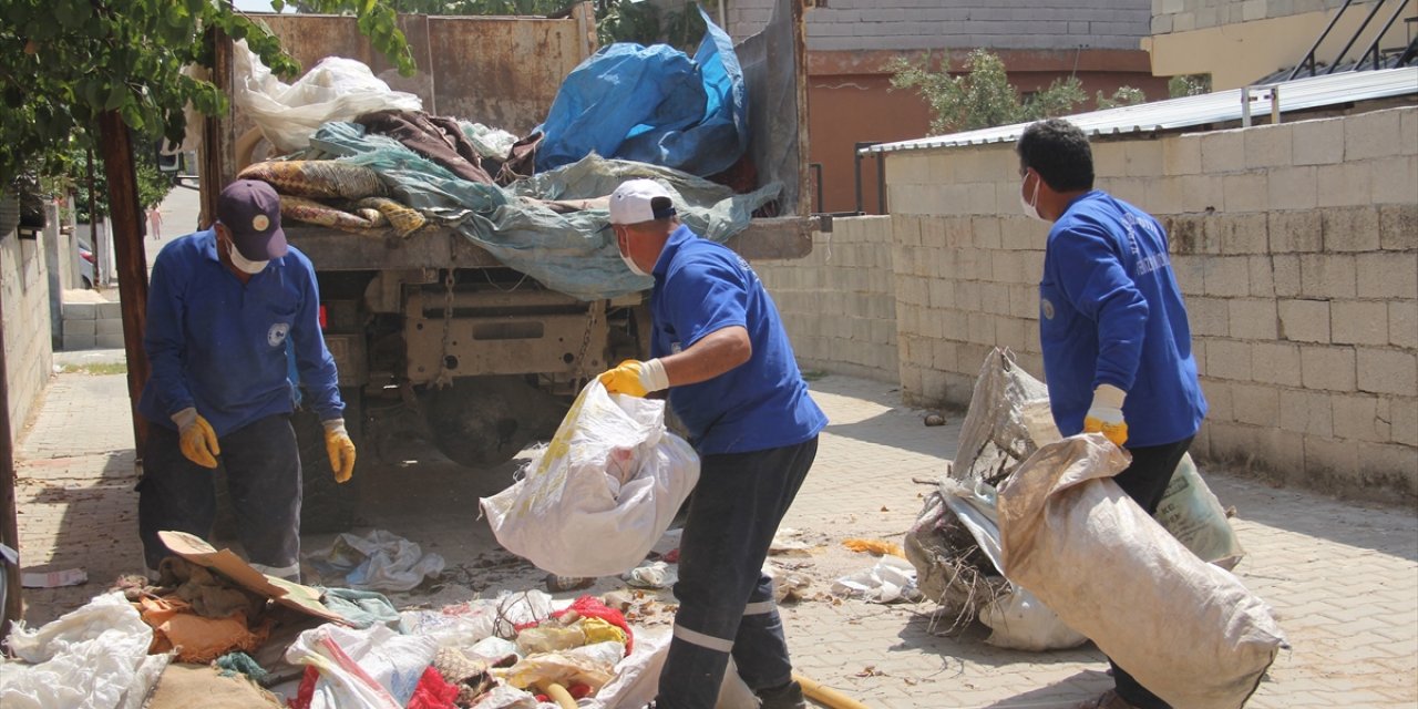 Kötü kokuların geldiği evden 5 kamyon çöp çıktı
