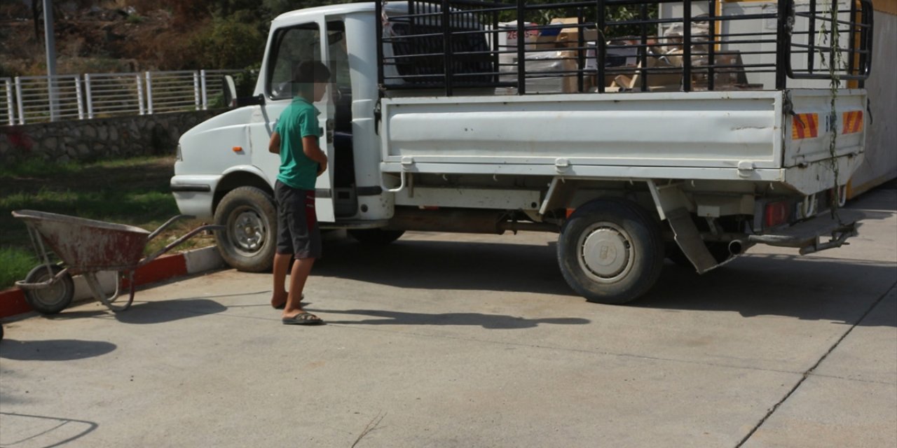Kamyonet kullanan çocuk sürücüyü polis yakaladı