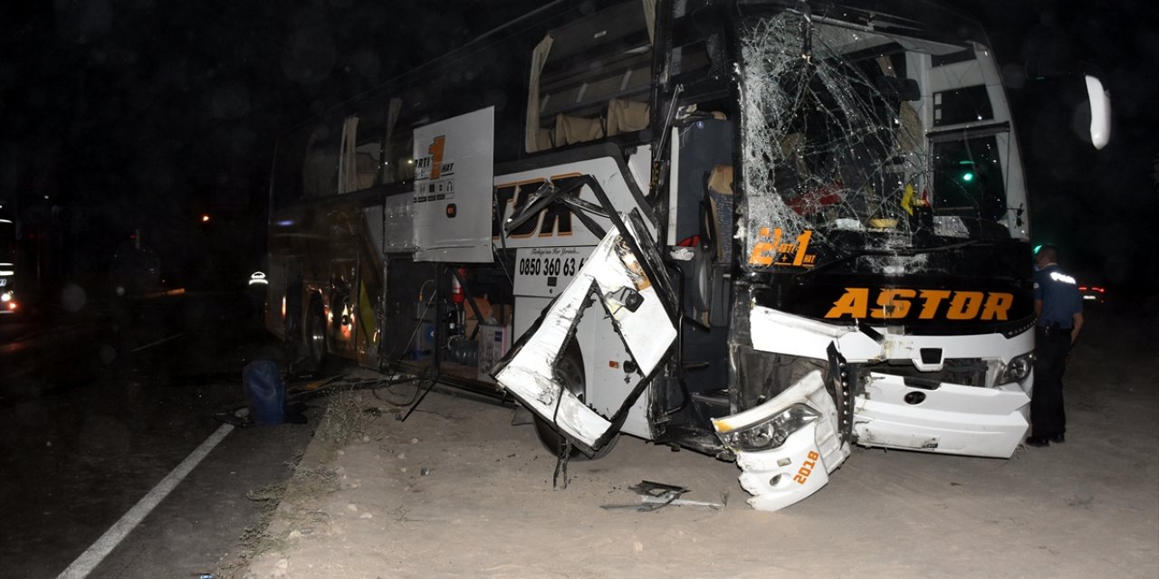 Yolcu otobüsü ile kamyon çarpıştı: 4 yaralı