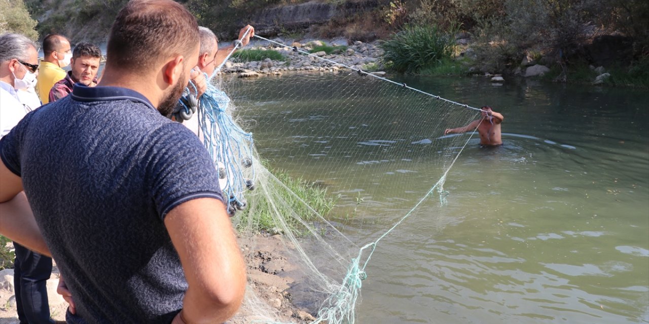 Serinlemek için çaya giren genç boğuldu