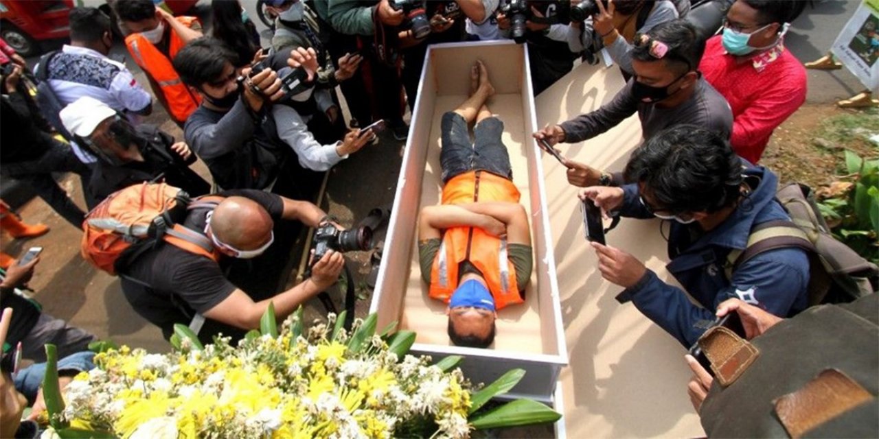 Maske cezası tabutta yatmak