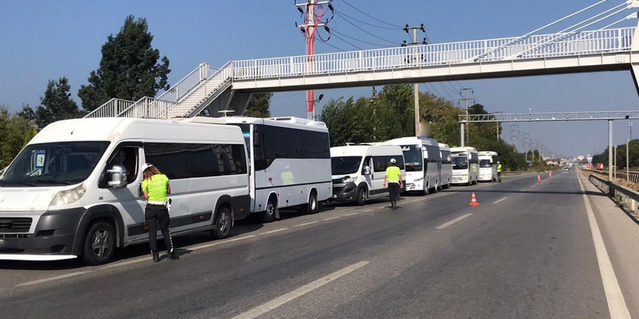 Servis denetimlerinde 698 araç trafikten men edildi