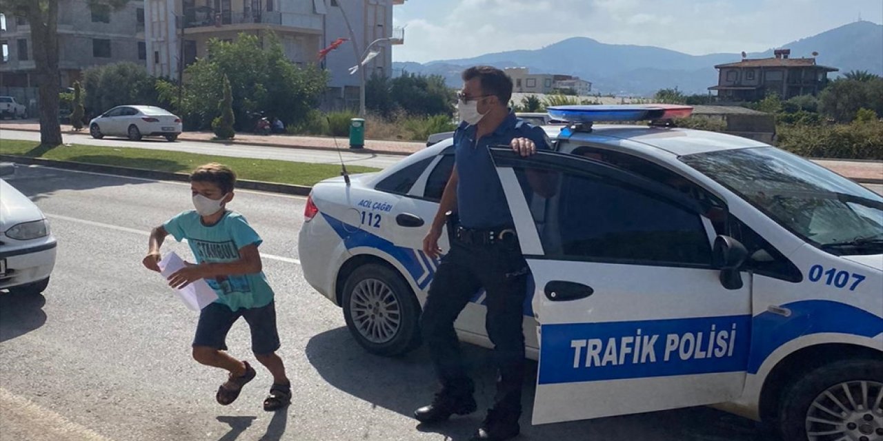 Kimliğini evde unutan öğrenciyi sınava polis yetiştirdi