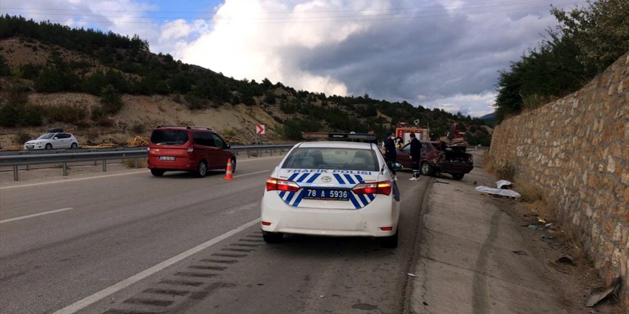 Kaza yaptıkları araçtan inip yürümeye başlayan 2 kişi, otomobilin çarpması sonucu öldü
