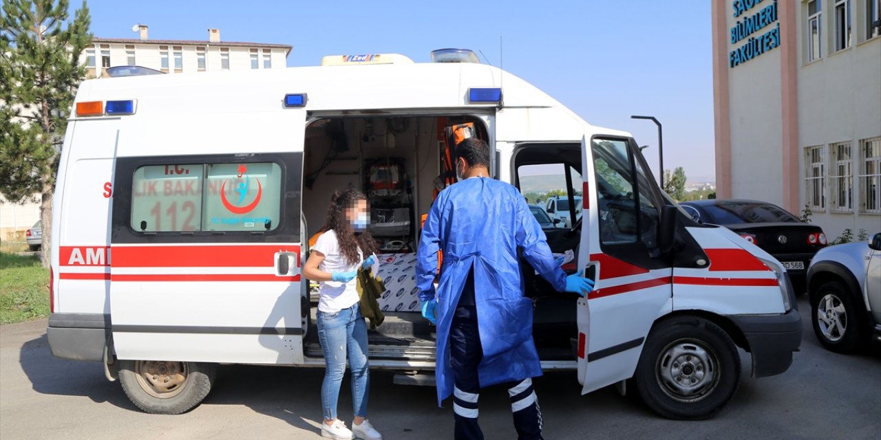 Kovid-19 hastaları ambulanslarla sınava getirildi