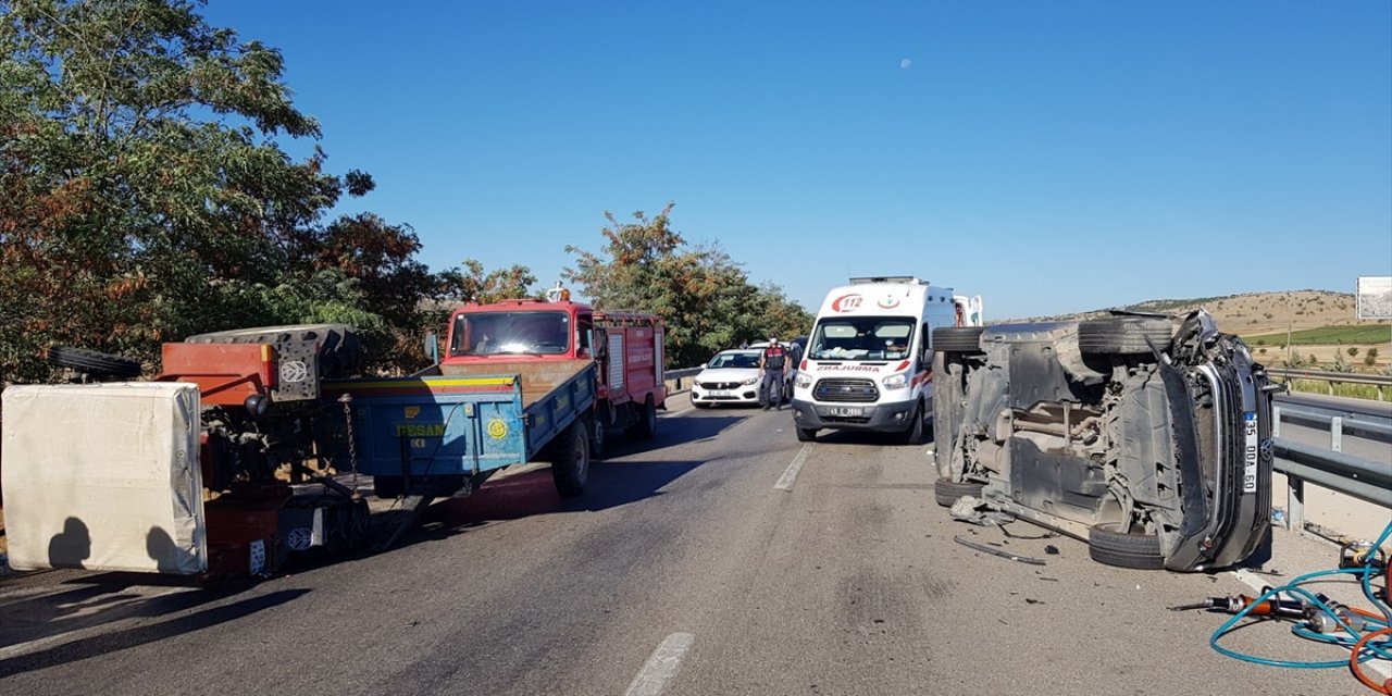 Traktör ile otomobil çarpıştı: 1 ölü, 1 yaralı