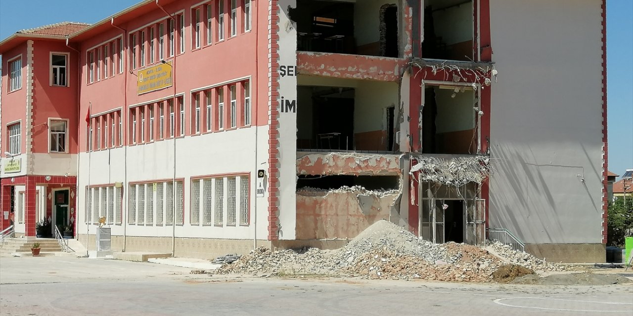 Konya'da okul duvarı çöktü! Göçük altında kalan işçi hayatını kaybetti