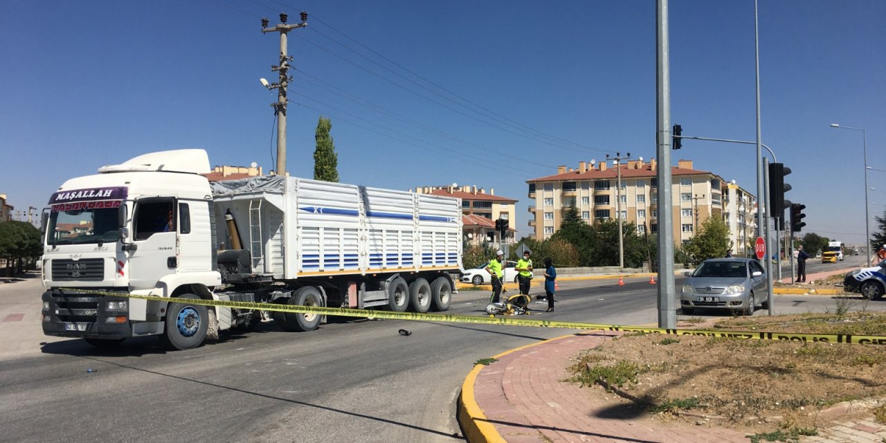 Konya’da acı kaza! Tırın çarptığı motosikletteki çocuk öldü, sürücü anne yaralandı