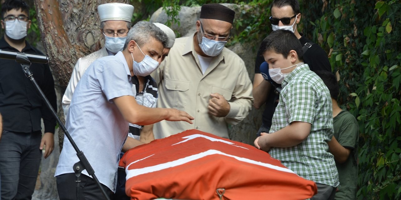Öğrencisini kurtarmak isterken boğulan 3 çocuk babası imam son yolculuğuna uğurlandı