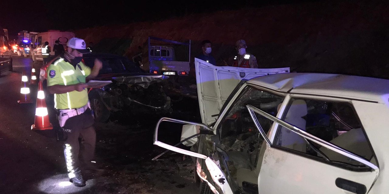 Feci kaza! Dört araç birbirine girdi: 4 ölü, 7 yaralı