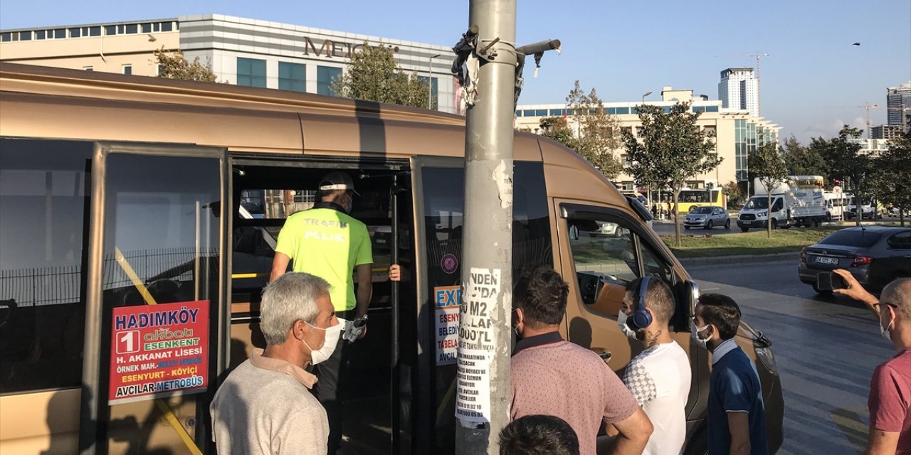 12 yolcu kapasiteli minibüsten 33 kişi çıktı!