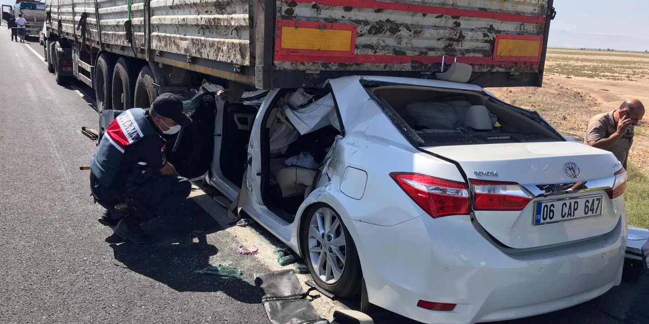 Konya'da TIR'ın altına giren otomobil bu hale geldi: 1 ölü, 4 yaralı