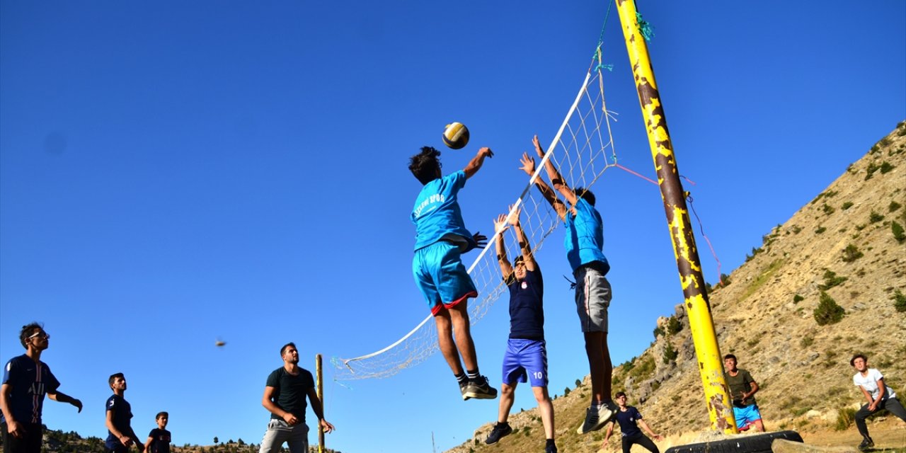 Konya'da voleybol tutkunu köyün 2. lig takımı, yeni sezona imkansızlıklarla hazırlanıyor